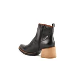 Bota corta color crema de cuero con punta fina y taco cuadrado de madera.