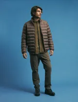 Camisa de manga larga confeccionada en pana de algodón, con cuello button-down y bolsillo frontal en el pecho.