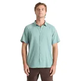 Camisa de manga corta color verde claro, con cuello camisero y cierre frontal de botones.