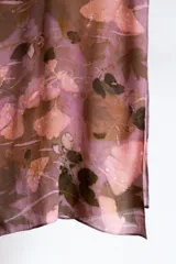 Pañuelo rectangular de seda natural color rosa cochinilla con impresión botánica de hojas de Ginkgo Biloba.