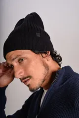 Gorro tipo beanie de tejido acanalado en color negro, con diseño clásico y ajuste cómodo.