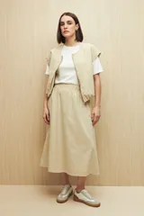 Falda midi color verde oliva, con cintura elastizada y bolsillos laterales.