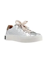 Championes de diseño urbano con acabado metalizado plateado y textura efecto cocodrilo, suela chunky blanca y cordones anchos en color crudo.