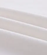 Remera de corte oversized confeccionada en algodón, con cuello redondo y mangas cortas. Presenta un bordado frontal con la palabra Earth en letras estilizadas.