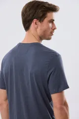 Remera de manga corta y cuello redondo color azul melange, con estampa y letras bordadas en el pecho.