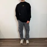 Buzo de corte oversize color beige, con estampa gráfica en la espalda que incluye botellas de vino y texto descriptivo.