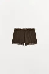 Shorts fluidos de tiro medio con cintura elástica y detalle de encaje a tono en el ruedo.