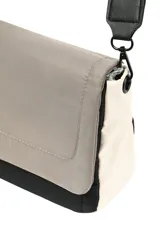 Bandolera negra con correa larga regulable.