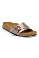 Sandalia Birkenstock modelo Catalina, color taupe, con tira ancha ajustable con hebilla metálica.