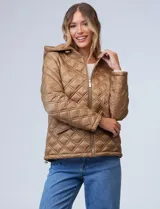 Campera capitoneada color marrón claro, marca Michael Kors, con capucha desmontable, cierre metálico central y bolsillos delanteros.