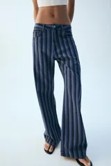 Jeans de tiro medio y corte recto, con diseño de rayas verticales en tonos de azul. Cuenta con trabillas, cinco bolsillos y cierre frontal con cremallera y botón metálico.
