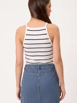 Top de tirantes estilo halter color rosado con rayas horizontales rojas, confeccionado en tejido de punto acanalado de algodón y elastano.