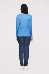 Buzo de manga larga color azul, con cuello redondo y textura de punto fino.