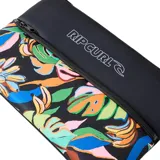 Cartuchera rectangular Rip Curl de gran tamaño, con doble compartimento con cierre. La parte superior es de color negro liso con el logo de la marca estampado en blanco, mientras que la parte inferior presenta un estampado tropical colorido sobre fondo negro.