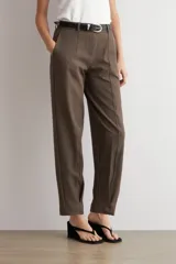 Pantalón de corte recto y tiro medio, color verde oliva, con bolsillos laterales y cierre frontal con botón y cremallera.