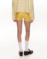 Microshort amarillo de lycra, corte ajustado y tiro medio.