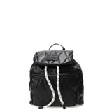 Mochila negra con diseño acolchado, cierre superior con solapa y cordón ajustable.