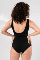 Malla entera con estampado de hojas y animal print, con laterales negros.