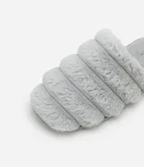 Pantuflas cerradas color rosado con diseño de gajos acolchados y textura felpuda de pelo sintético.