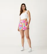 Short runner de viscosa con estampado tie dye en tonos rosa, amarillo y celeste.