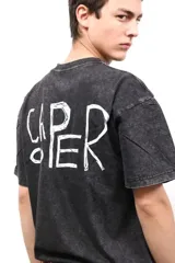 Remera de algodón con efecto lavado, cuello redondo y mangas cortas. Presenta un pequeño logo estampado en el pecho y una estampa de mayor tamaño en la espalda.