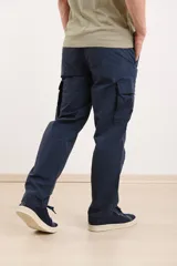 Pantalón de hombre color azul oscuro, estilo cargo, con bolsillos laterales y corte recto.
