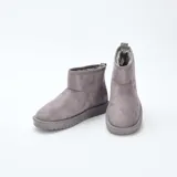 Botas cortas de estilo casual en color gris, confeccionadas en material tipo antelina con interior forrado en pelo sintético y suela plana dentada.