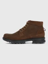 Bota de cuero estilo botín con cordones, diseño de punta cuadrada y suela de goma con tecnología de absorción de impactos.