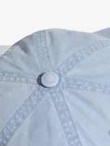 Gorra de béisbol Adidas con efecto lavado, confeccionada en sarga de algodón color celeste. Presenta el logo del trébol bordado en el frente y cierre ajustable con anillos en D en la parte posterior.