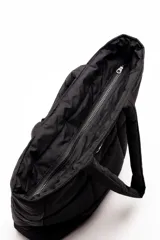 Bolso plateado acolchado con logo ovalado negro y blanco.