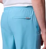 Short de baño color azul, con cintura elástica ajustable, calzoncillos interiores de malla, bolsillos laterales y bolsillo trasero con cierre de seguridad.