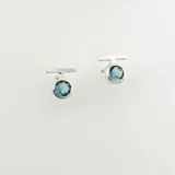 Aros pequeños de plata 950 con forma circular y detalle de piedra rosada.