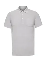 Chomba gris melange de manga corta con cuello polo, cierre frontal de tres botones y un bolsillo aplicado en el pecho.