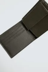 Billetera plegable color marrón oscuro, con textura granulada, compartimento para billetes, ranuras para tarjetas y monedero con cierre a presión.