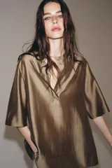 Blusa fluidia de manga corta ZW Collection, confeccionada en mezcla de lyocell, color marrón con cuello redondo y cierre frontal parcial con botones.