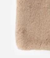 Bufanda de pelo sintético en color beige, con textura suave y voluminosa, ideal para climas fríos.