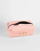 Neceser rectangular de tela color ladrillo con cierre superior y tres bordados pequeños: una hoja de arce, una taza de té y un croissant.