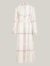 Vestido midi de corte amplio con estampado de cuadros, cuello mao, media cartera con botones ocultos, dos bolsillos de parche en el pecho y mangas largas. Incluye cinturón para ajustar la silueta.