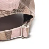 Gorra tipo baseball con estampado camuflado en tonos rosados y marrones.
