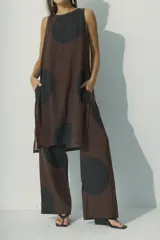 Pantalón marrón con lunares negros grandes, de corte ancho y tiro alto.