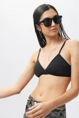 Top de bikini rojo con escote cruzado, breteles finos regulables y cierre trasero con broche.