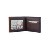 Billetera plegable de cuero nobuk en color marrón con detalle lateral en cuero azul marino y logo grabado de la marca Terrano.