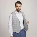 Chaleco reversible Due Volti de corte sastrero, con diseño a cuadros en tonos de gris y cierre frontal con cuatro botones oscuros.