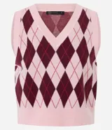 Chaleco de punto con escote en V y diseño de cuadros tipo argyle en tonos rosa y bordó. Presenta terminaciones acanaladas en cuello, sisas y ruedo.