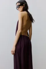 Vestido largo bordó con escote halter fruncido, cintura elástica y diseño sin mangas.
