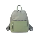 Mochila roja de nylon resistente con detalle en simil cuero. Tiene cierre principal, bolsillo frontal, bolsillo trasero con cierre y bolsillos laterales. Las correas son a tono.