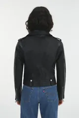 Campera negra de cuero sintético, estilo biker, con cierre cruzado y múltiples bolsillos con cremallera.