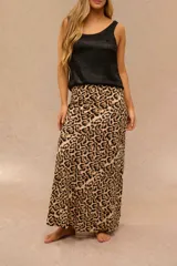 Falda larga de corte recto con estampado animal print en tonos beige y marrón.