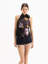 Top halter sin mangas de color negro con estampado floral y bordados, con apliques de flores en 3D en el cuello y tiras colgantes en el lateral.