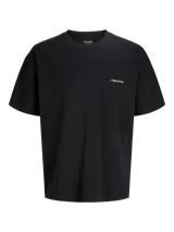 Remera negra de corte holgado, con mangas cortas y un pequeño estampado tipográfico en el pecho a la altura del corazón.